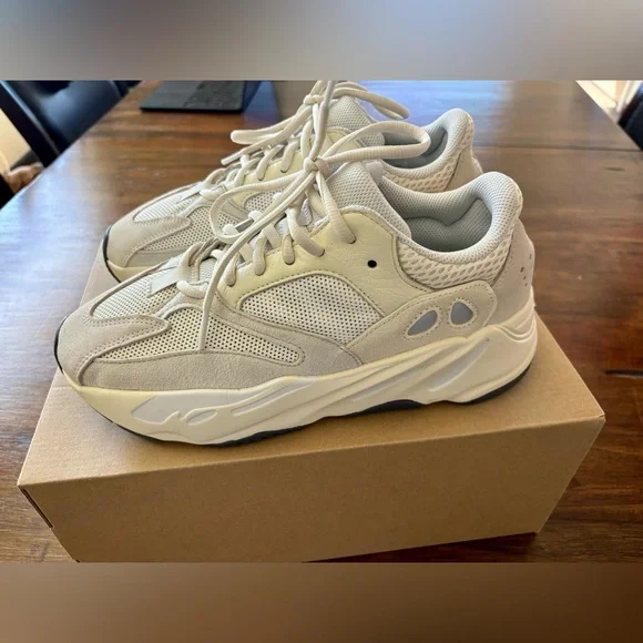 Yeezy Boost 700 Analog - Picture 3 of 10